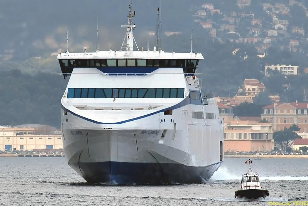 Le Liamone sort de la base navale de Toulon pour des essais