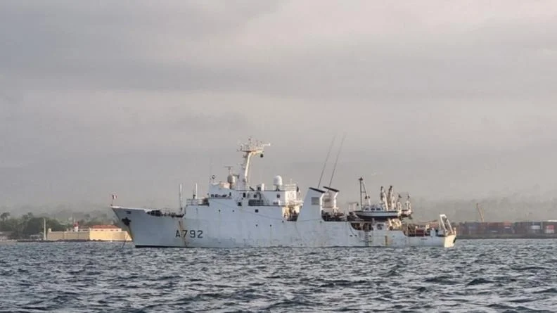 Le bâtiment hydrographique Borda au mouillage devant Sao Tomé