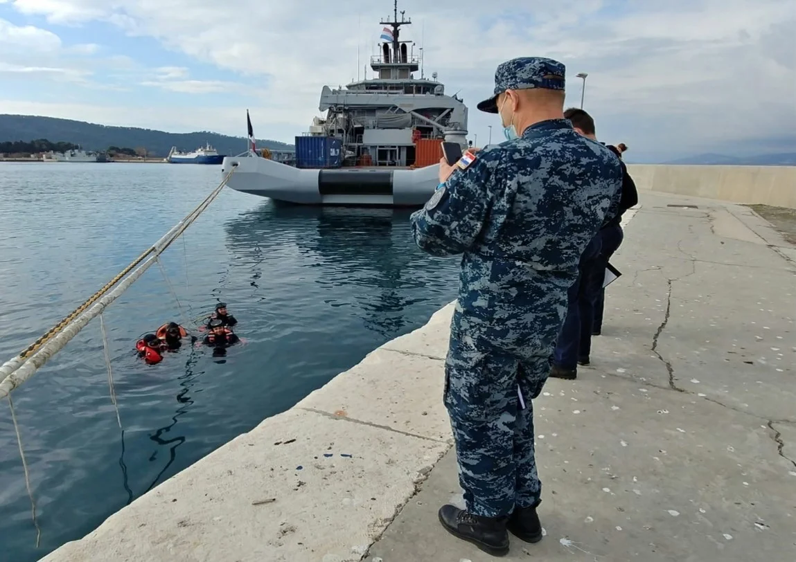 Des plongeurs du BSAM Seine dans le port de Split