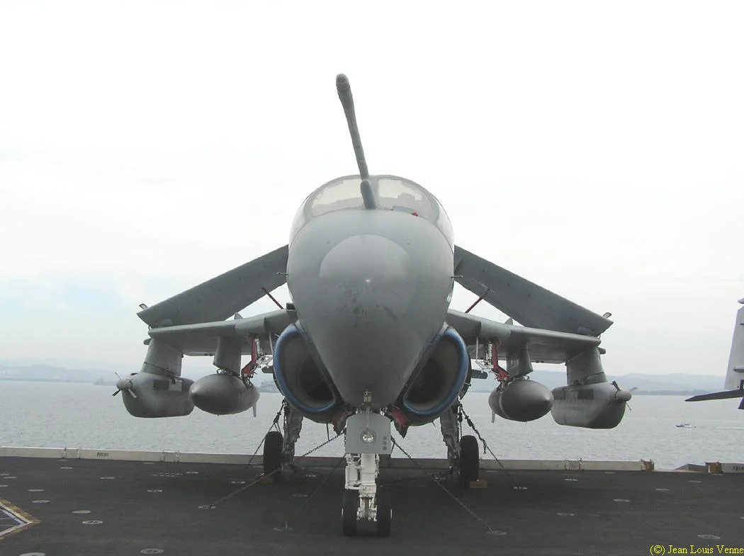 Un avion de contre-mesure électronique Grumman EA-6 Prowler