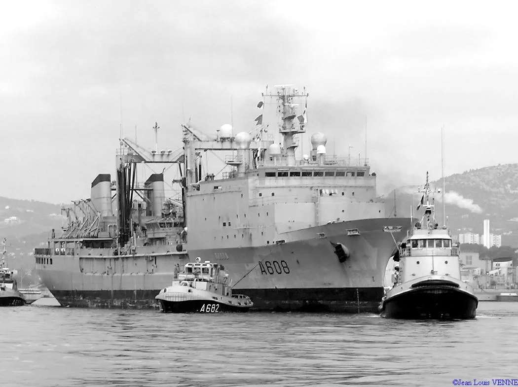 Le Var remorqué vers le Lazaret