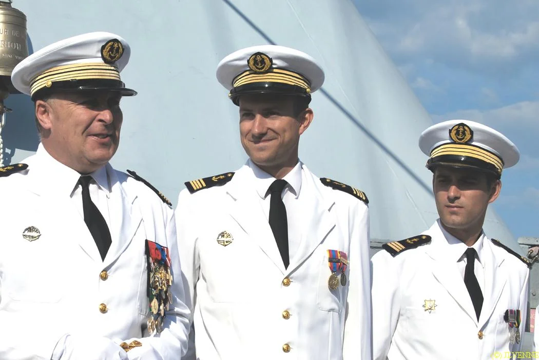 Le CV Jubelin et le commandant quittant