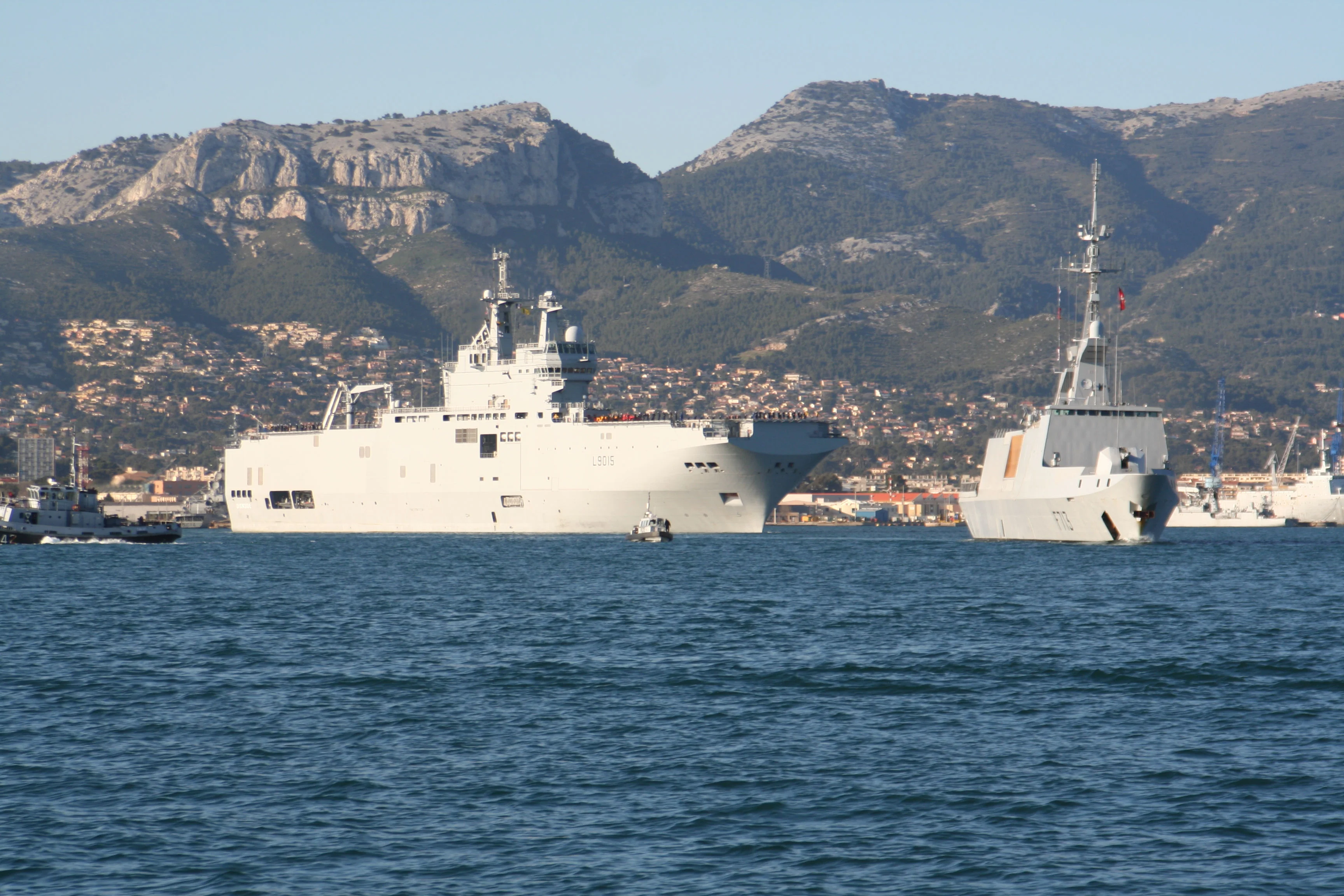 Le BPC Dixmude et la frégate Aconit