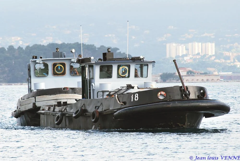 Les pousseurs de la base navale