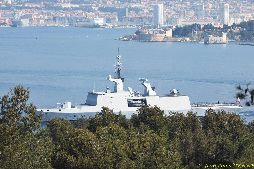 la frégate Lafayette effectue des boucles magnétiques