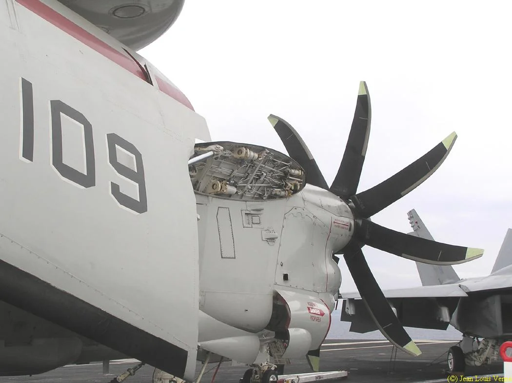 Un avion de guet aérien E-2 Hawkeye
