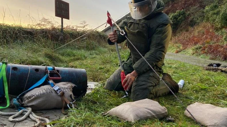 Un plongeur-démineur s'entraîne à détruire une munition inconnue