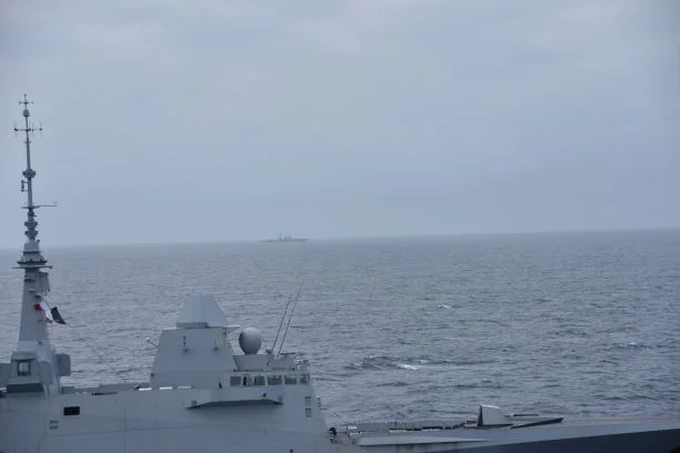 La frégate Bretagne accompagne un groupe russe