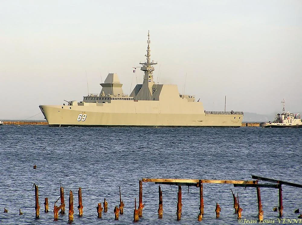 Arrivée Ã  Toulon de la frégate RSS Intrepid