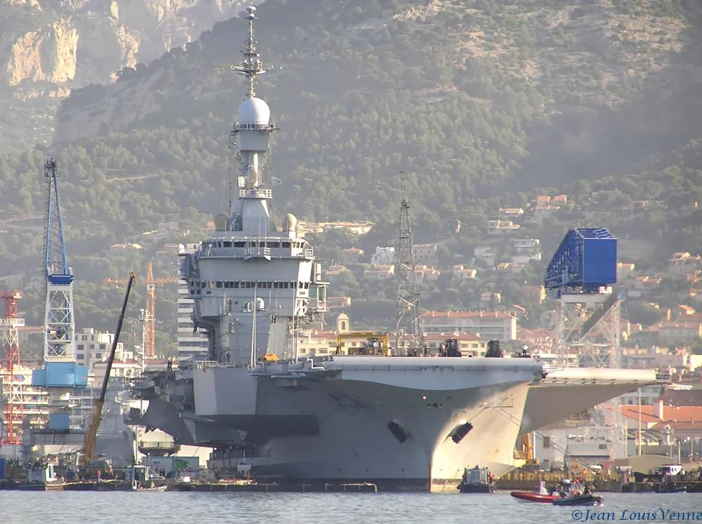 Le Charles de Gaulle entre au bassin