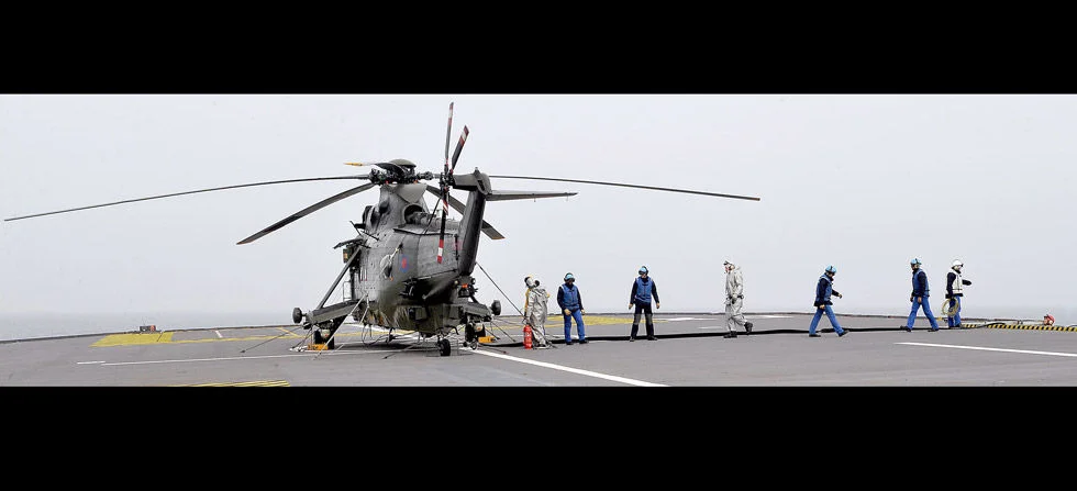 Un hélicoptère britannique Sea King à bord du BPC Dixmude