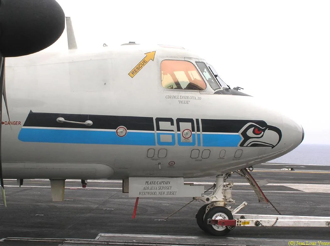 Un avion de guet aérien E-2 Hawkeye