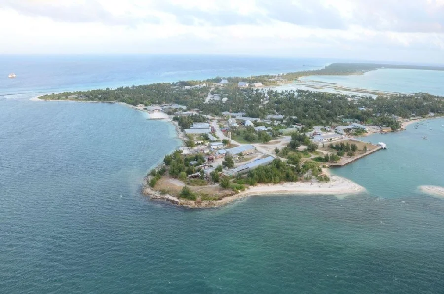 Les iles Kiribati vues d'hélicoptère