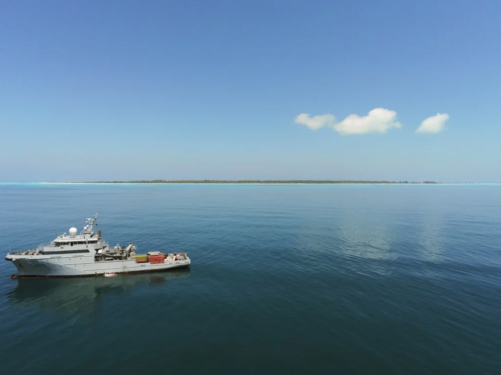 Le BSAOM Champlain au large de Juan de Nova