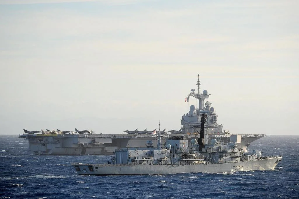 Le porte-avions Charles de Gaulle et la frégate HMS Montrose