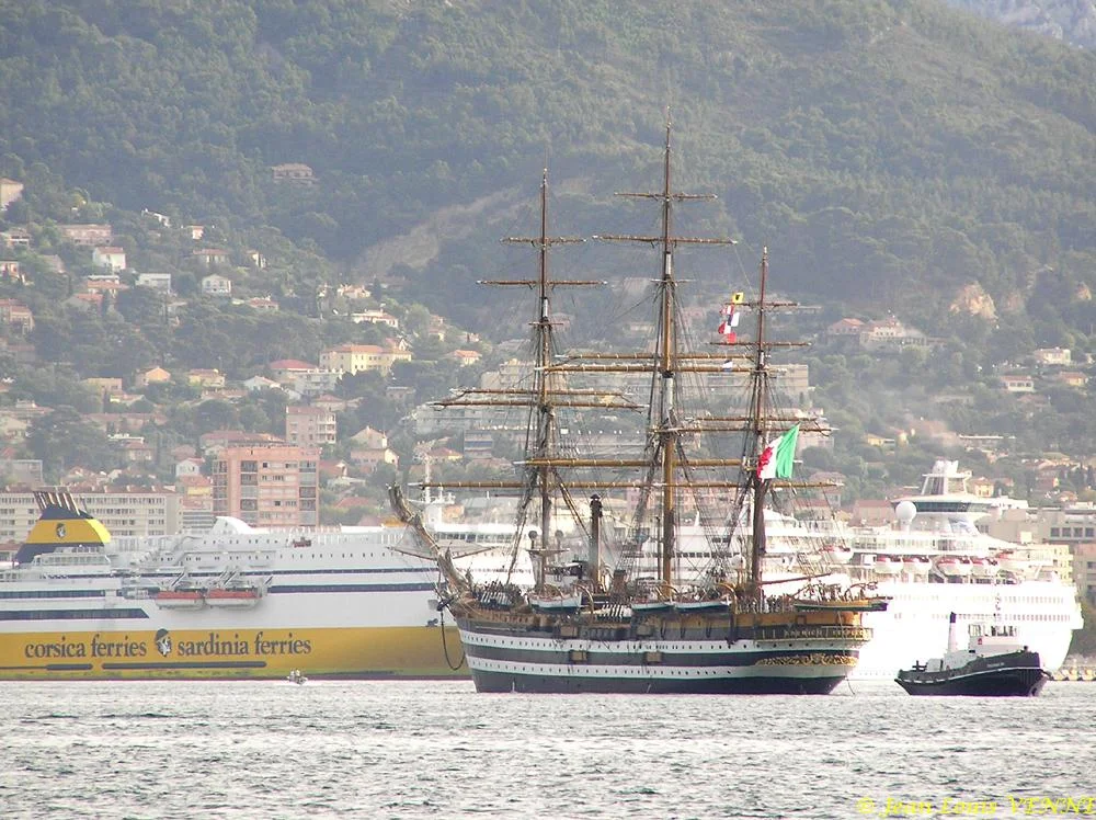 Le voilier école italien Amérigo Vespucci arrive à Toulon