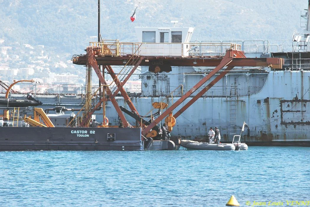 La barge prépare les ancrages