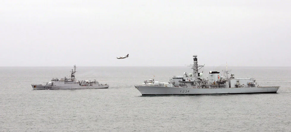 L'aviso Cdt Blaison et la frégate britannique HMS Iron Duke