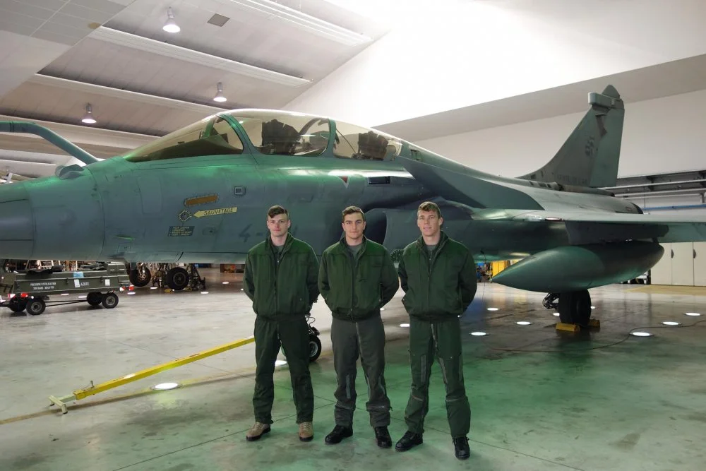 Trois élèves-officiers découvrent le Rafale Marine