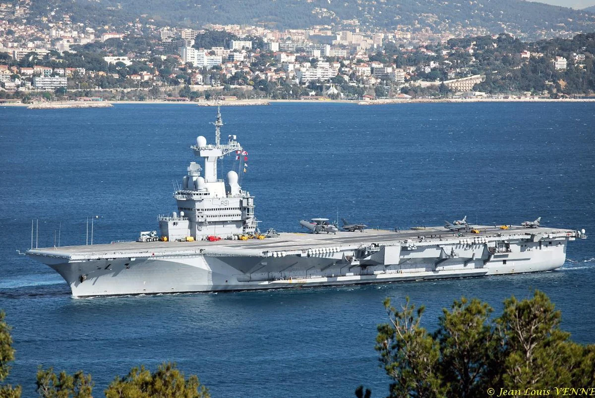 Le porte-avions Charles de Gaulle rentre de mer