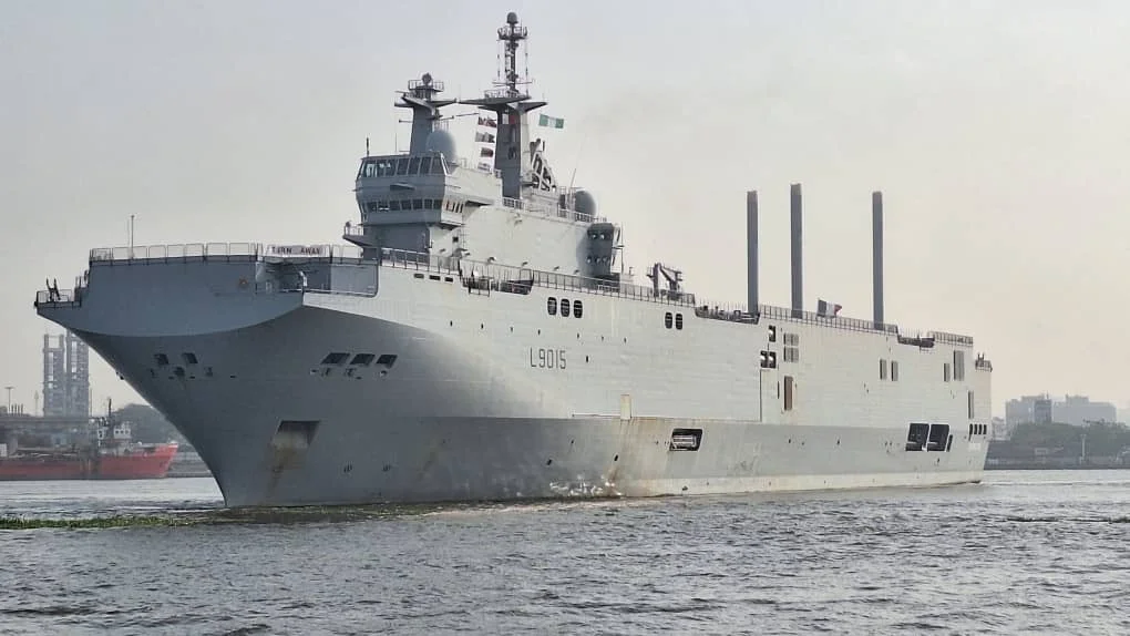 Le porte-hélicoptères Dixmude arrive dans le port de Lagos (Nigéria)