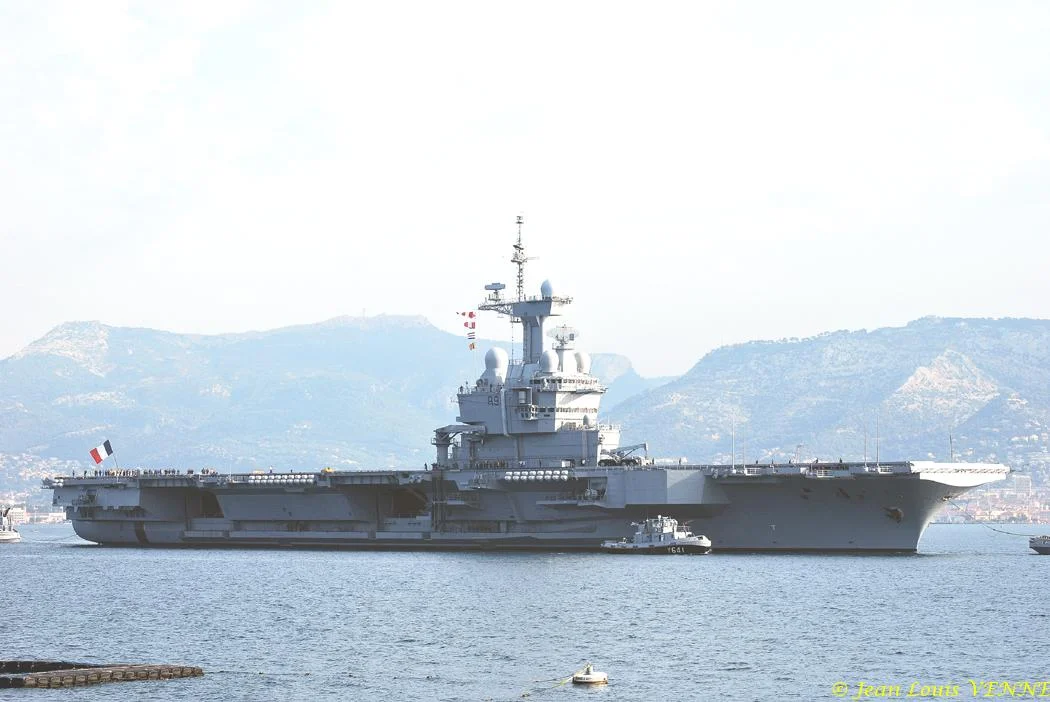 Le porte-avions Charles de Gaulle appareille pour des essais techniques