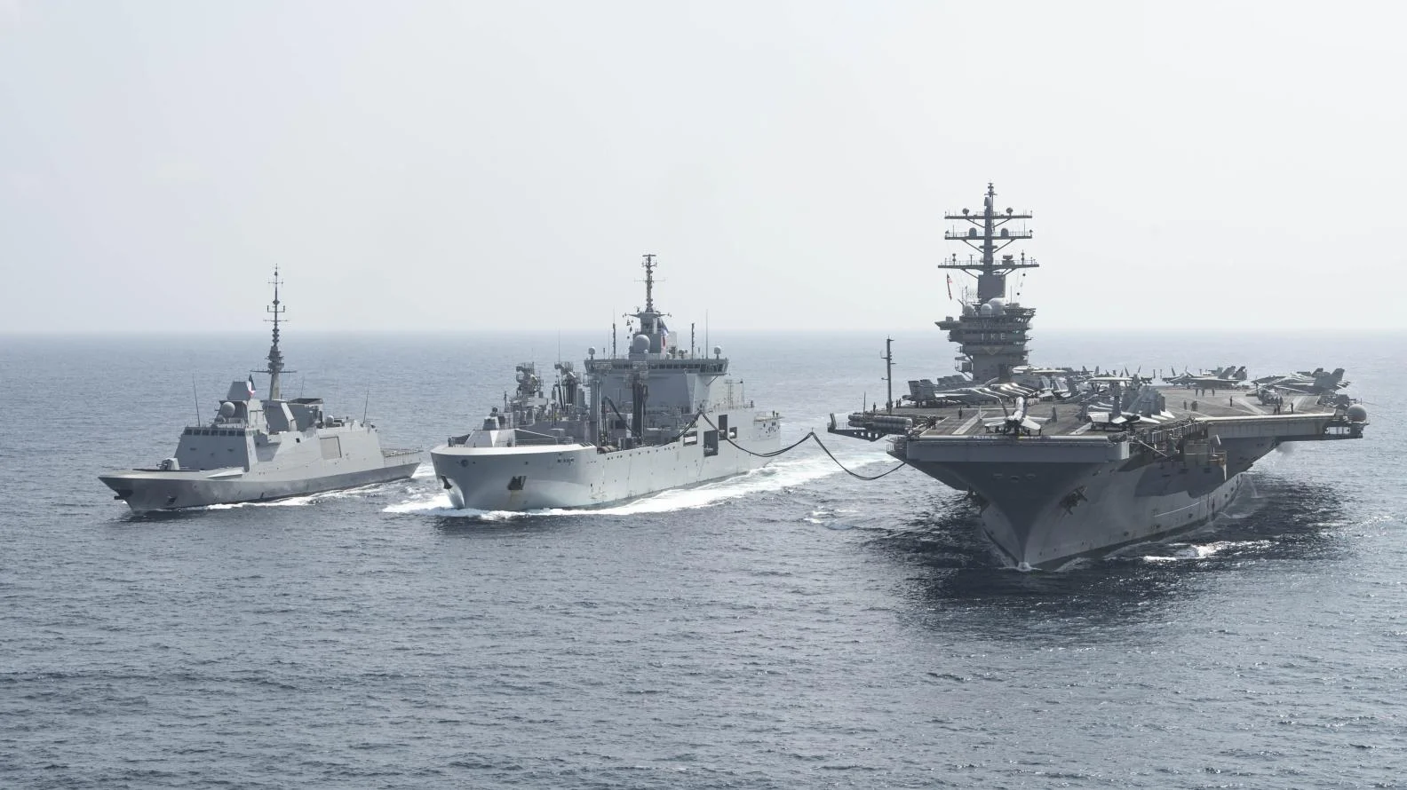 Le BRF Jacques Chevallier ravitaille en même temps un porte-avions américain et une frégate française