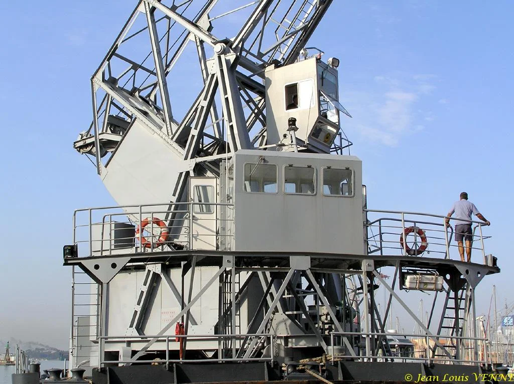 La grue flottante GFA3 dans le Carré du port de Toulon
