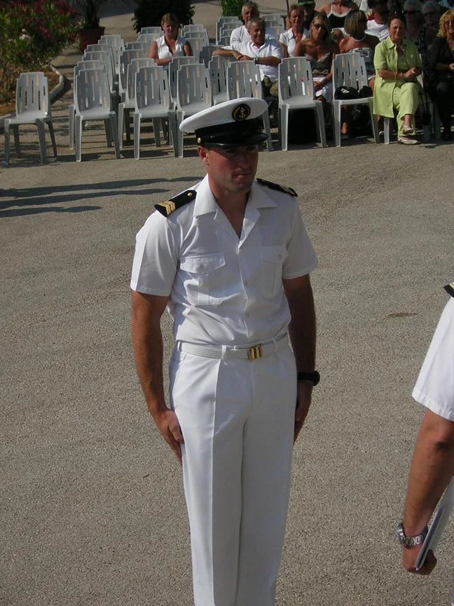 Un élève du BAT reçoit son insigne de plongeur-démineur