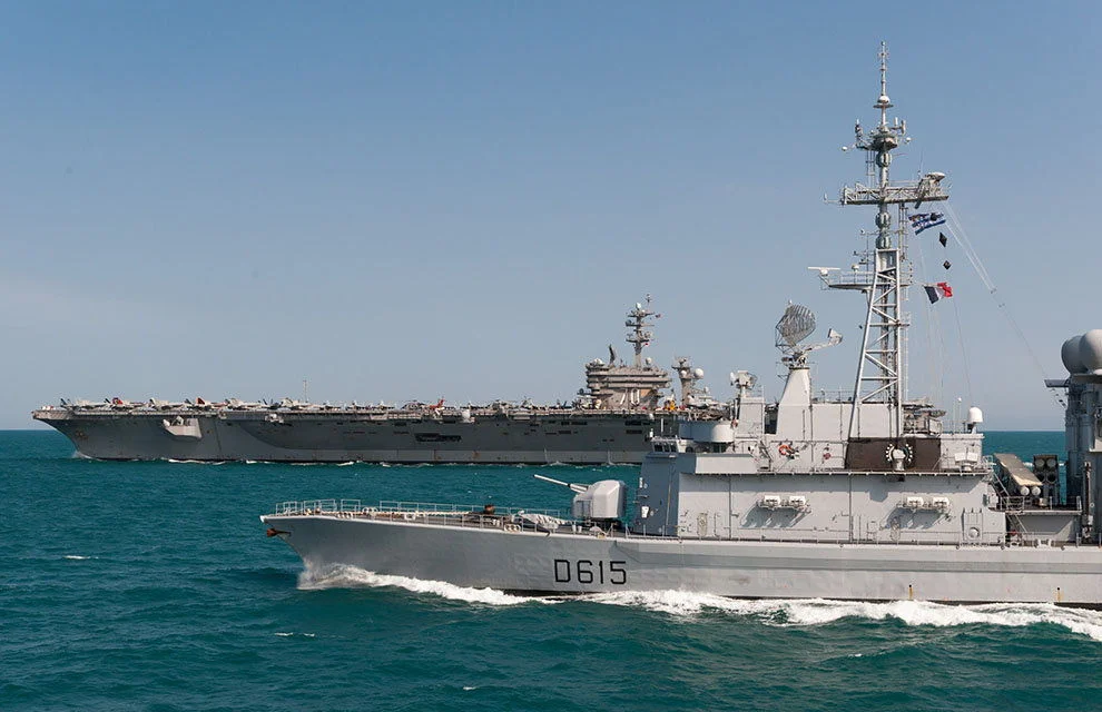 La frégate anti aérienne Jean Bart et le porte avions USS Vinson