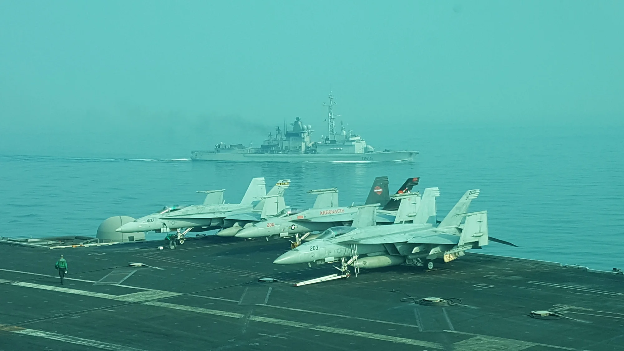 Le Jean Bart, vu depuis l'USS Nimitz