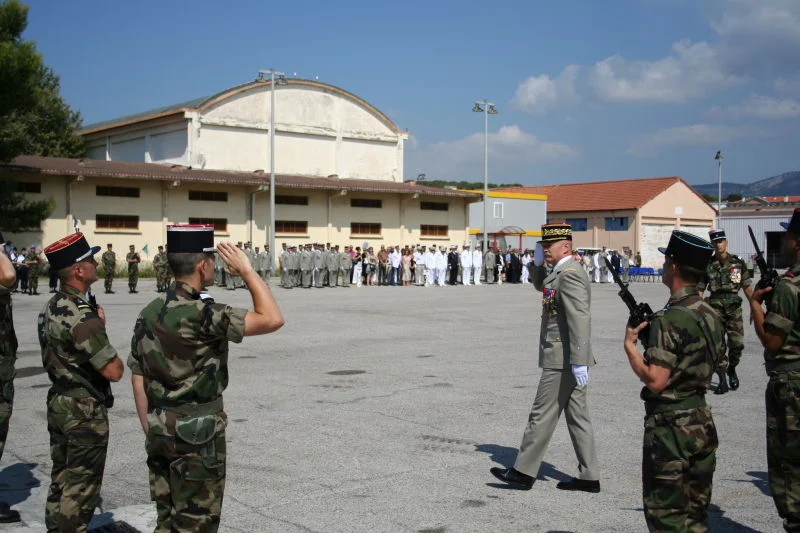 Le général Clément-Bollée passe les troupes en revue
