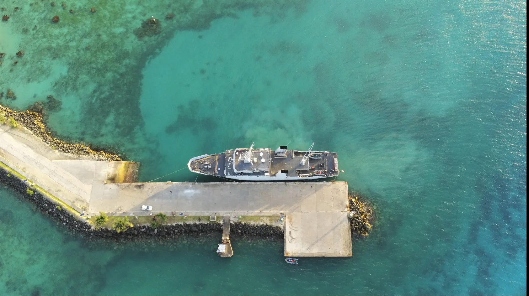 Le patrouilleur Arago accosté au nouveau quai de l'île de Tubuai