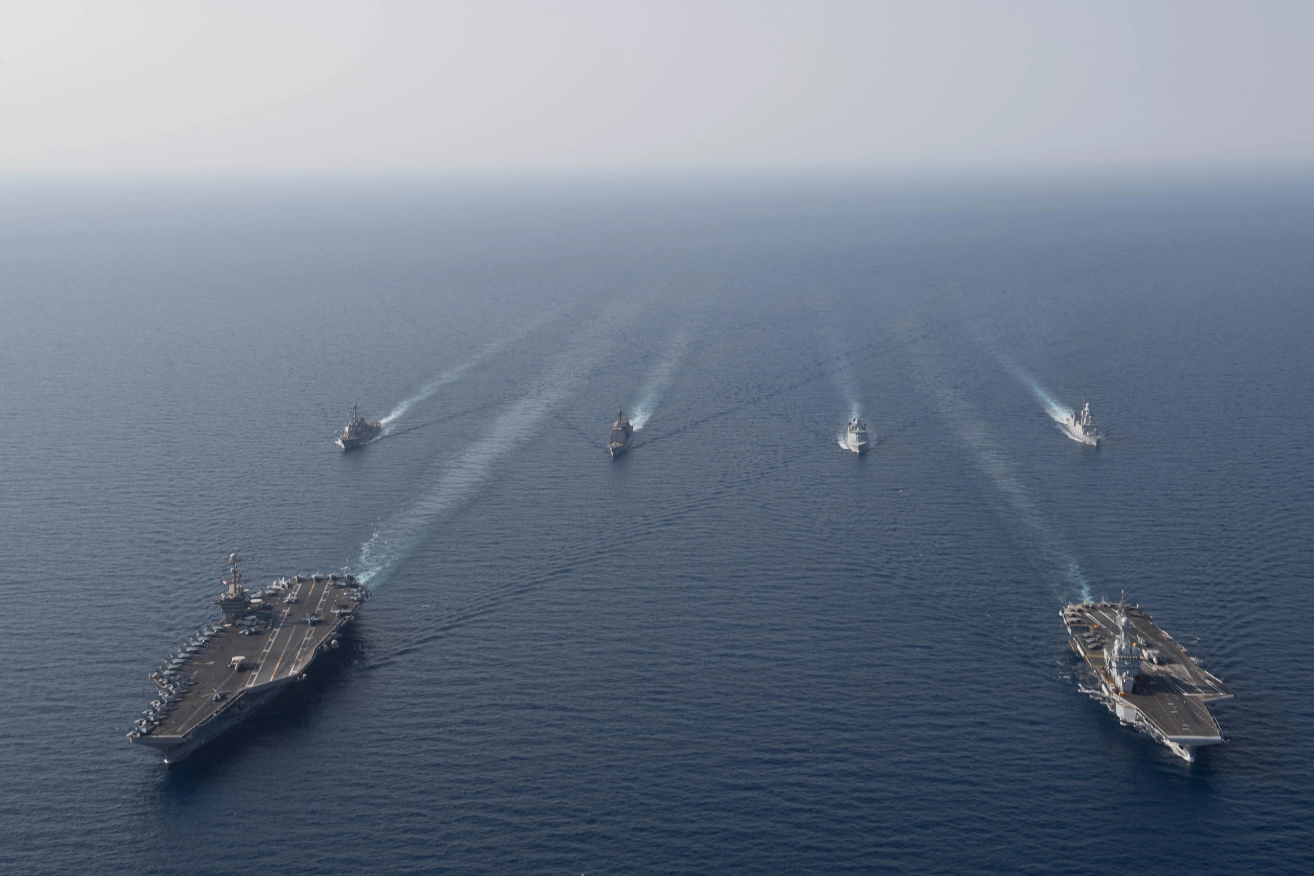 Les groupes aéronavals français et américain