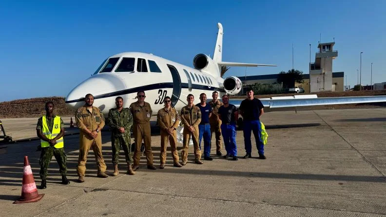Un avion de surveillance maritime Falcon 50 de la Flottille 24F sur l’aéroport international de Praia