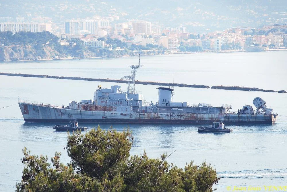 La coque de l’ex-aviso escorteur Commandant Rivière transférée de Saint-Mandrier à la base navale de Toulon