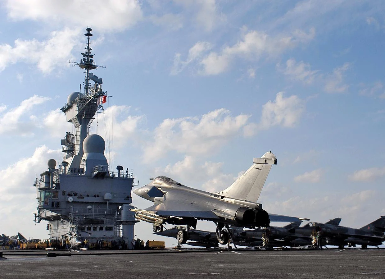 Un Rafale Ã  l'appontage s'apprÃªte Ã  accrocher le brin nÂ° 2