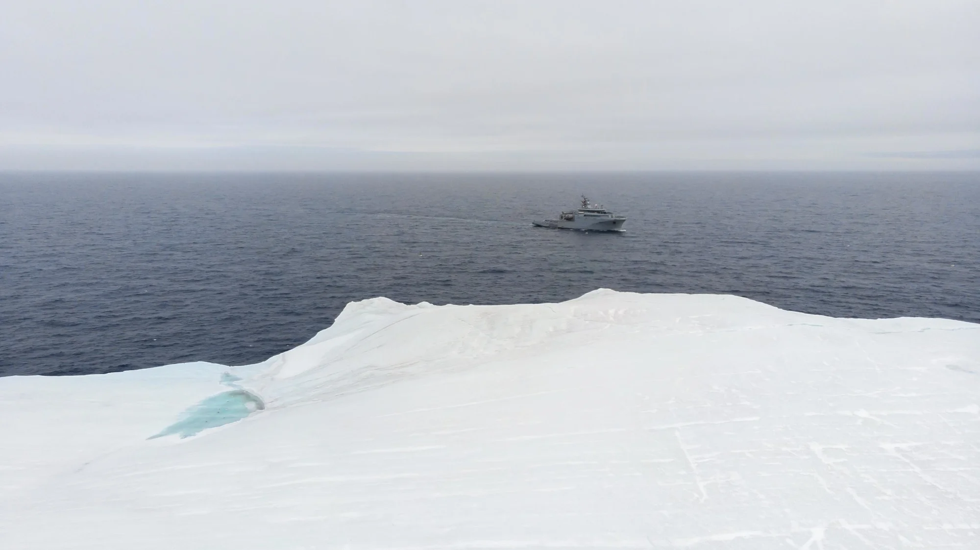 Le bâtiment de soutien Rhône au large des glaces du « Grand Nord »