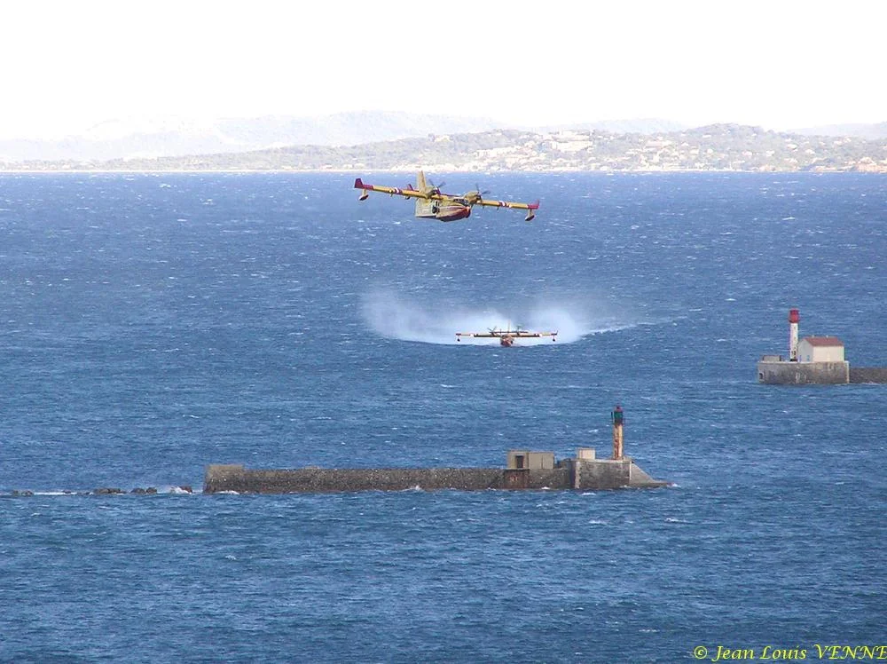 Les Canadairs interviennent au-dessus de Saint Mandrier