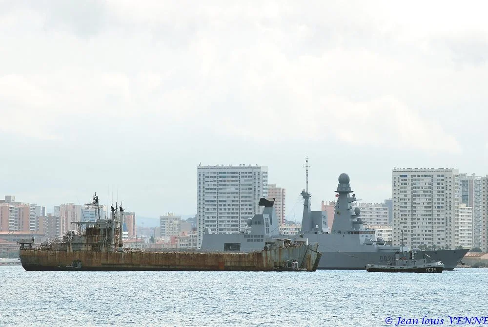 La coque de l’ex-Argens transférée à la base navale de Toulon