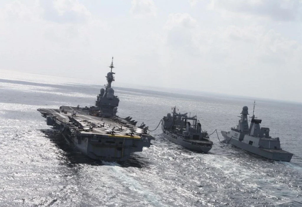 Le Charles de Gaulle et la frégate allemande Augsburg lors d'un ravitaillement à la mer