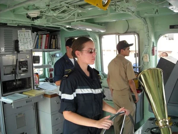 A la barre d'un Yard Patrol Craft