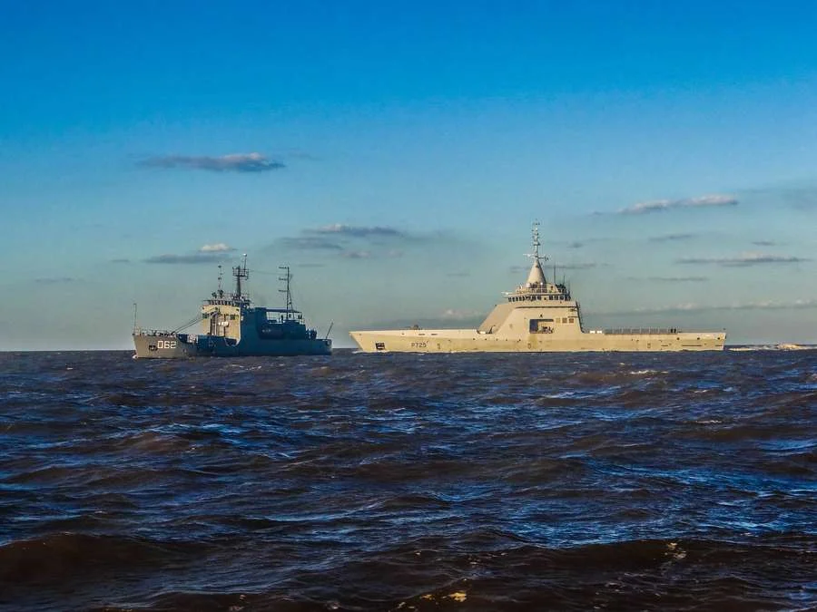 L'Adroit et le baliseur argentin Ciudad de Rosario