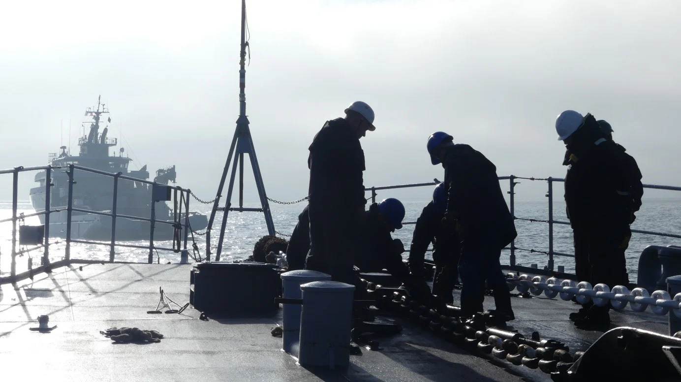 La frégate Latouche-Tréville se prépare au remorquage par le BSAM Rhône