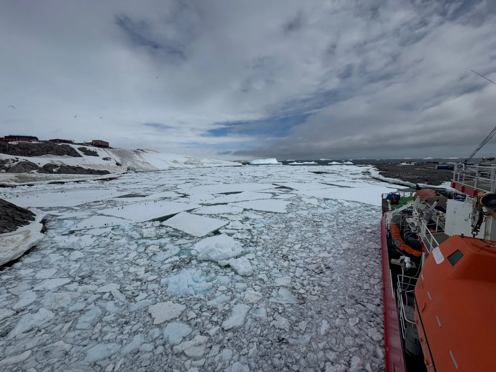 Le patrouilleur polaire L’Astrolabe dans les glaces
