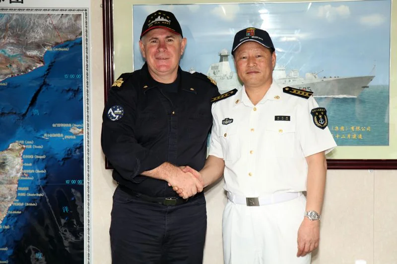 Le contre-amiral italien Gumiero et le capitaine de vaisseau chinois Qiu Yanpeng