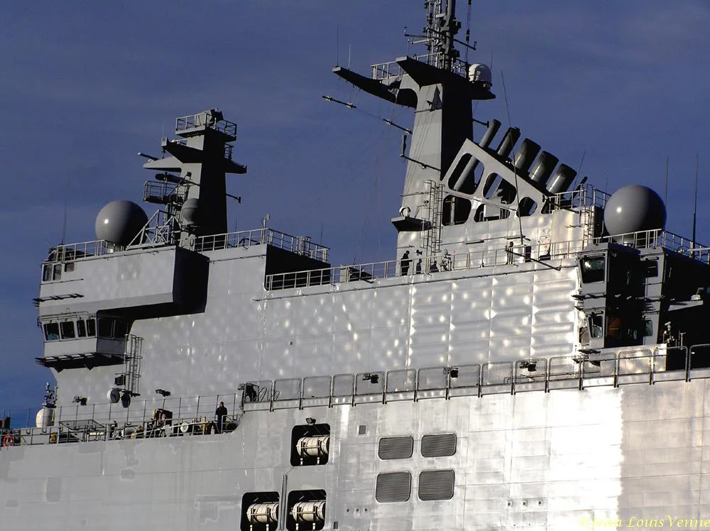 Jeux dâ€™ombre et de lumiÃ¨re sur la coque du Mistral