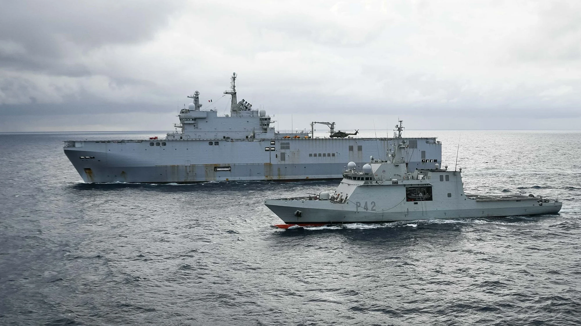 Le porte-hélicoptères Tonnerre dans le golfe de Guinée