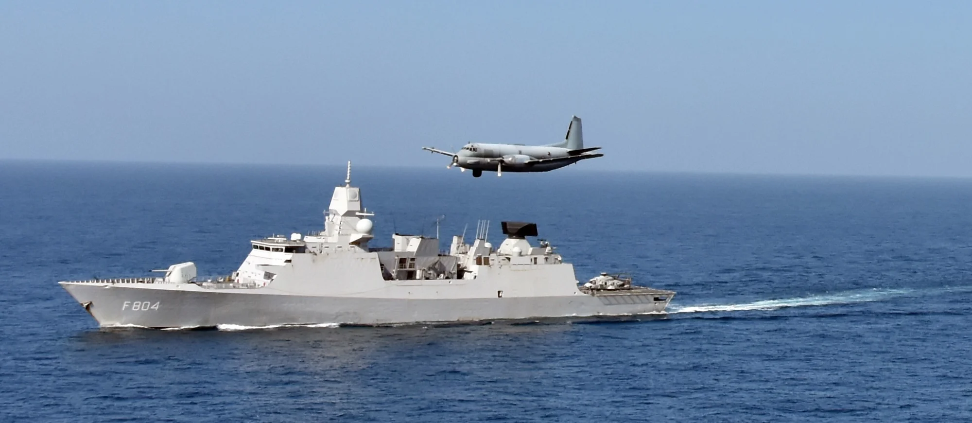 Un avion de patrouille maritime ATL2 survolle l la frégate hollandaise De Ruyter