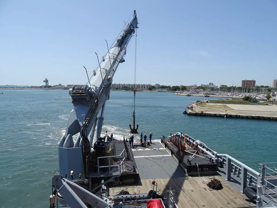 Le BSAM Seine relève une ancre dans le port de Toulon